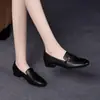 2026 Nova Primavera/Outono Couro Macio Estilo Britânico Boca Profunda Slip-on Mocassins de Moda Feminina