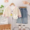 Conjunto Casual de Tres Piezas con Conejito Lindo y Estiloso para Niñas 2025 Moda para Bebés Ropa de Otoño a la Moda Atuendo Genial