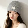 Chapéu de tricô estilo coreano para mulheres, outono e inverno, versão coreana com decoração de letras, chapéu quente e versátil para proteger as orelhas em clima frio, moderno para homens