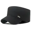 Nuevo gorro plano de invierno para exteriores con forro de forro polar, cálido, protector de orejas, para hombre, gorra de béisbol resistente al frío con logo de metal, versátil