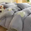 Juego de Ropa de Cama de Coral Fleece para Otoño e Invierno Juego de Cuatro Piezas Cubreduvet de Leche Fleece Más Terciopelo Sábana Bajera Acolchado Franela Dormitorio Juego de Tres Piezas