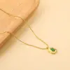 Ins nueva moda cadena clavicular lujo ligero diseño de nicho simple sentido del diseño colgante de diamante verde rectangular collar de acero inoxidable