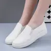 Zapatos blancos para mujer con suelas suaves, zapatos casuales ligeros y versátiles, parte superior de cuero con diseño hueco, transpirables, antideslizantes, zapatos planos de trabajo para mujer, zapatos de enfermera
