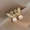 Versão coreana estilo TikTok de brincos de pérola populares para mulheres, luxo leve com sensação de alta qualidade, brincos versáteis de nicho, acessórios de orelha elegantes e modernos