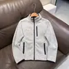 Una alternativa económica a la ropa de exterior de alta gama: unisex, corte holgado, cálida, forrada de polar, con cremallera, cuello alto, chaqueta deportiva