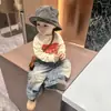 Conjunto de Camiseta de Manga Longa com Estampa de Coração Outono Estilo Coreano para Meninos Crianças Pequenas e Médias Jeans Rasgado Retrô Roupas Infantis Bonitas