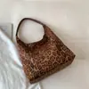 2026 Nuevo Bolso de Lona de Moda de Nicho Estampado de Leopardo Gran Capacidad Artístico Casual Versátil para Viajes Cotidianos Estilo Perezoso de Hombro Único