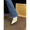 Impresionantes y versátiles zapatos de novia con un toque de alta gama, zapatos de salón de punta fina con perlas, nuevos tacones altos versátiles de verano 2025