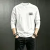 Camiseta branca de manga comprida para homens, novo estilo outono/inverno 2026, modelagem solta, camada base, roupa íntima, top casual para adolescentes