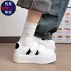 Tênis Respirável com Velcro e Malha na Cor Azul Leite, Solado Grosso para Mulheres, Novo Design de Nicho Verão 2026, Mocassins Casuais, Tendência
