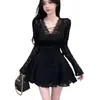 Vestido elegante de cor sólida com renda e mangas flare em V para mulheres, adequado para primavera e outono, com um toque de alta qualidade, cintura marcada e design de saia curta em A, disponível para atacado