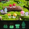 Nuevo producto transfronterizo: figuras de hongos que brillan en la oscuridad, lindos adornos pequeños, accesorios de decoración para manualidades, decoraciones para terrarios de musgo en miniatura y piezas decorativas pequeñas