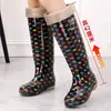 Botas de chuva longas, extra-altas, impermeáveis, antiderrapantes e quentes, com forro de fleece, adequadas para mulheres, capas de sapato de borracha, botas de água e sapatos de cano alto para adultos