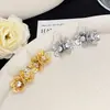 Brincos de Flor Tridimensional com Padrão de Martelo de Vento Dourado Novo Estilo Brincos de Pétala Plissada de Luxo Leve Retrô Brincos Franceses de Alta Qualidade
