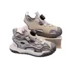 Sandalias Infantiles Cerradas 2026 Verano Nuevo Estilo para Niños Suela Suave Ligeras Hebilla Giratoria Talla 38 Niños Medianos y Grandes Zapatos de Playa