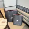 Bolsa de Tela No Tejida con Borde Cosido Color Verde Militar Bolso de Hombro Logo Personalizado Bolsa Tote para Tienda de Ropa Universal para Centros Comerciales