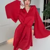 Moda Nuevo Volante Manga Trompeta Puño Ancho Corbata Corta Bata de Baño Lujo Gama Alta Bata de Noche Ropa de Casa