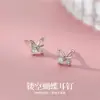 Pendientes de botón de mariposa hueca con pasador de plata de ley S999 Llegada Nueva Verano 2026 Sentido de Diseño de Nicho Pendientes de Lujo Ligero Sentido de Gama Alta Accesorios