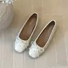 Nuevos zapatos planos de ballet versátiles para el otoño, estilo commuter, con diseño que aumenta la altura, lazo y remaches