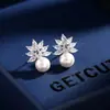 Pendientes de Flor de Perla con Microincrustaciones de Circonita de Gama Alta, Pendientes de Estilo Francés Retro de Lujo Ligero, Diseño de Nicho y Pendientes Elegantes