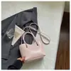 Bolso de cubo tejido de nicho transfronterizo 2026 nuevo bolso de cesta de moda para mujer bolso de mano simple para hombro cruzado