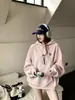 26 Colección de Otoño: Unber, una sudadera con capucha de estilo americano, elegante y de talla grande, con diseño de manga larga y sin cierre, disponible tanto para hombres como para mujeres, y también en estilo de pareja