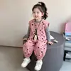 Conjunto de tres piezas para niña estilo coreano, negro con lunares rosas, moda nueva para primavera y otoño 2026 para niñas pequeñas