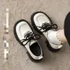 Mocassins femininos estilo britânico, nova coleção outono 2026, pretos, modernos, versáteis, com cadarços, saltos grossos e solas grossas para altura extra