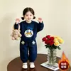 Novo conjunto de outono e inverno para crianças: um conjunto fofo e folgado de moletom com forro de fleece e calça, um conjunto estiloso de duas peças para bebês, perfeito para as estações de outono e inverno