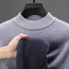 Suéter masculino de fleece espesso, novo modelo inverno 2024, gola alta discreta, forrado com fleece, quente, suéter de tricô para meia-idade