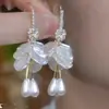 Brincos de Flor Branca Inspirados em Design para Mulheres, Gancho de Orelha Versátil de Moda de Nicho, Brincos de Personalidade de Luxo Leve Novo Estilo Venda por Atacado