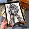 Lenço quadrado pequeno de 70cm feminino versátil para Primavera e Outono lenço de seda decorativo lenço de combinação para camisa profissional lenço listrado simples atacado