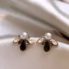 Brincos de pérola em formato de gota cravejados de diamantes, estilo retrô escuro, elegantes e refinados, com um toque moderno e luxuoso