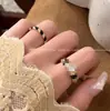 Luxo Leve Nicho Indústria Pesada Palácio Retrô Esmalte Preto Zircônia Moda Versátil Elegante Anel Luz Luxo Comida Anel de Dedo