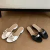Primeiro encontro com a Rainha Consorte da Temporada - estes chinelos super luxuosos de salto bloco de 4 cm com estampa de crocodilo são perfeitos para usar ao ar livre