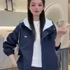 Chamarra casual con capucha de color caramelo, nuevo diseño de nicho para primavera y otoño 2026, abrigo corto versátil y rejuvenecedor para mujer