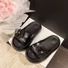 Chinelos Femininos de Verão para Uso Externo com Tira Única, Laço Estilo Francês, Sandálias de Praia, Novo Modelo 2026, Chinelos com Solado Grosso, Moda Inspirada na Chanel