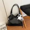 Coleção Outono 2026: Bolsa de ombro simples e estilosa, apresentando um design único, alto apelo estético, cor sólida e textura trançada. Atacado disponível para bolsas femininas