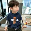 Camiseta de manga comprida para meninos, estilo primavera e outono, para crianças mais velhas, novo modelo 2026, algodão puro, respirável, camiseta base infantil casual de duas peças falsas