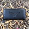 La primera capa de billetera larga de cuero bolsa para teléfono móvil billetera personalizada en relieve clutch de mano para hombre y mujer chico de espíritu social