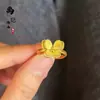 Loja de ouro com flores de ouro de areia francesa antiga uma variedade de anéis cobre banhado a ouro design de nicho moda anel curinga atacado