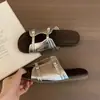 Chuyuji Chinelos de prata coreanos para mulheres, novo calçado de verão para uso externo, estilo retrô francês, sandálias rasteirinhas para férias, beira-mar e praia