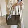 Bolso tote de gamuza minimalista y sofisticado transfronterizo para mujer, nueva colección otoño/invierno 2026, gran capacidad, adecuado para ir al trabajo, bolso de hombro y se puede llevar bajo el brazo.