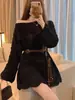 Suéter de punto estilo coreano para mujer con ribete de encaje asimétrico, que presenta un look otoñal suave, casual y dulce, con un diseño de hombros descubiertos y un estilo holgado de jersey.