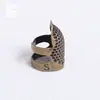Dedal Retro de Latón Juego para Dedos Anillo Doméstico Herramienta Manual de Coser Protector de Dedos para Costura Aguja e Hilo Incluidos