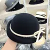 Nuevo Sombrero de Cuenca con Lazo Otoño e Invierno 2025 Estilo Coreano Literario Versátil Sombrero de Lana Negro y Blanco Sombrero de Fieltro de Cúpula