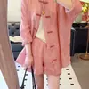OOTD Atuendo Retro de Moda Estilo Chino Nuevo para Mujer: Un conjunto completo con top de botones, shorts y una nueva camiseta rosa con protección solar.