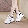 Zapatilla de mujer con plataforma interior para aumentar altura, moda primavera y otoño 2023, suela gruesa, zapatos blancos casuales versátiles, adelgazantes, que aumentan la altura, zapatos tipo papá