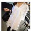Nueva camisa blanca de estilo coreano de longitud media para mujer, otoño de 2026, corte holgado, manga larga, camisa casual chic con cuello en V, estilo coreano