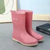 Zapatos de Lluvia para Mujer Estilo Japonés de Moda Verano Caña Media Botas de Lluvia Ropa Exterior Cubrezapatos para Adultos Zapatos de Goma Trabajo Zapatos para el Agua Trabajo en Cocina